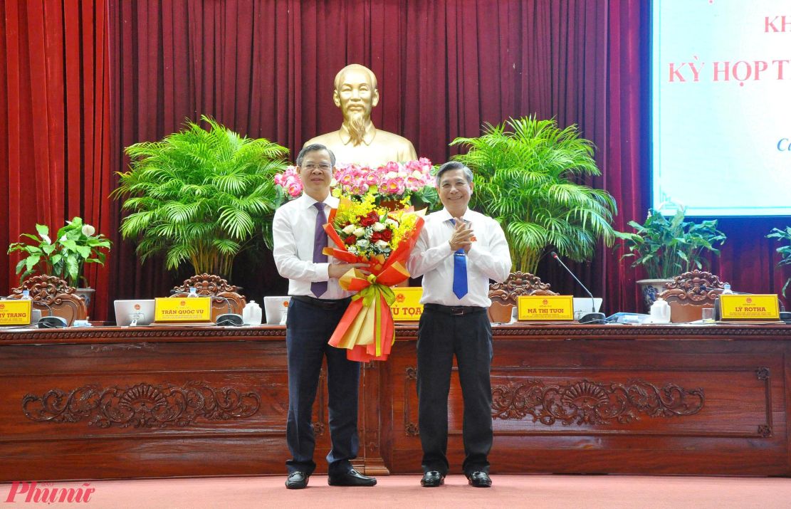 Ông Đồng Văn Thanh - Phó bí thư thường trực Thành ủy, Chủ tịch HĐND TP Cần Thơ (bên phải), tặng hoa chúc mừng ông Trương Cảnh Tuyên. Ảnh: CTV