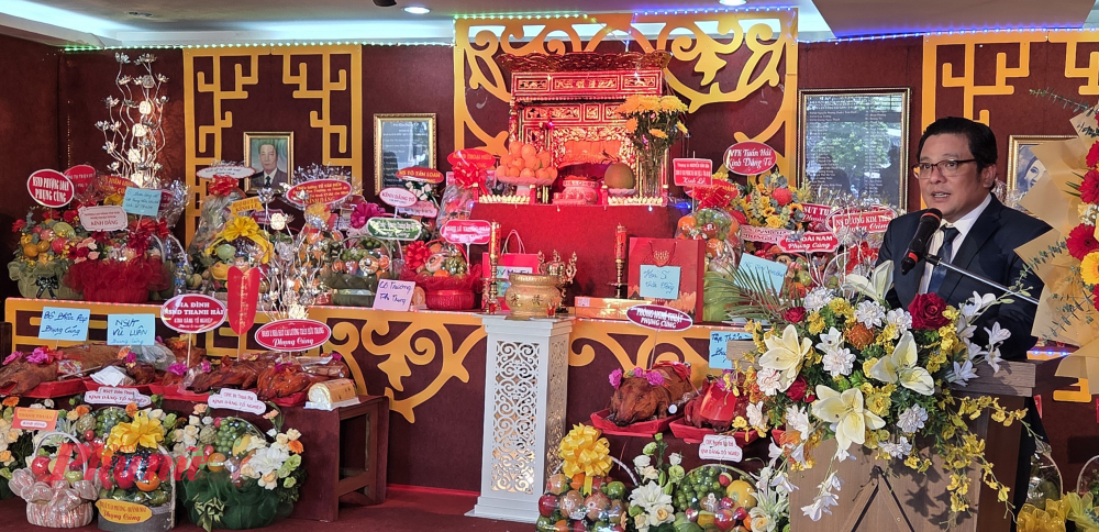 Giám đốc Nhà hát Cải lương Trần Hữu Trang Phan Quốc Kiệt phát biểu ôn truyền thống.