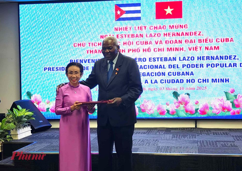 Bà Trương Thị Hiền gửi món quà lưu niệm của Hội hữu nghị Việt Nam – Cuba TPHCM đến ông Juan Esteban Lazo Hernandez 