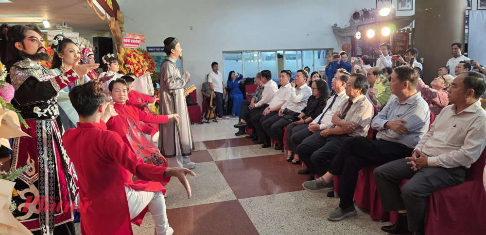 Các đại biểu xem văn nghệ chào mừng lễ giỗ Tổ Sân khấu tại Nhà hát Cải lương Trần Hữu Trang.