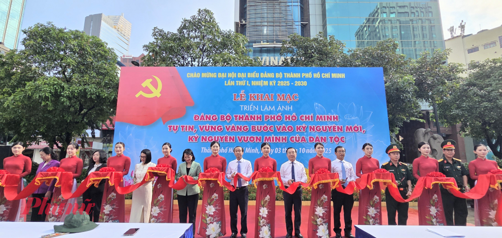 Các đại biểu cắt băng khai mạc triển lãm.
