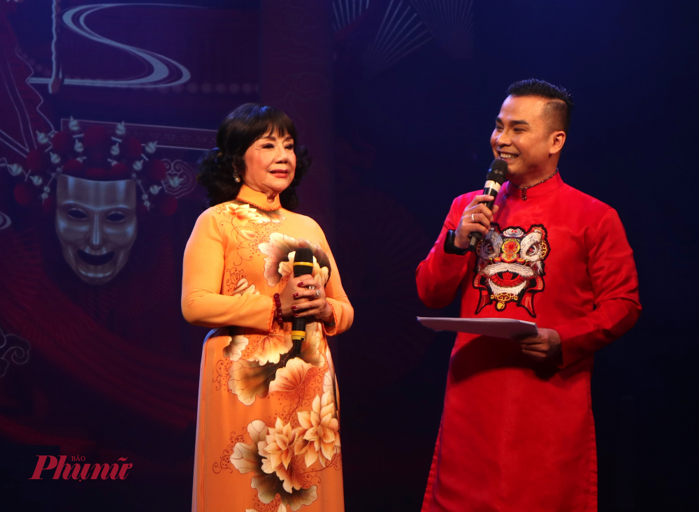 NSND Thoại Miêu xúc động góp mặt trong đêm văn nghệ mừng giỗ Tổ Sân khấu của Nhà hát Cải lương Trần Hữu Trang.