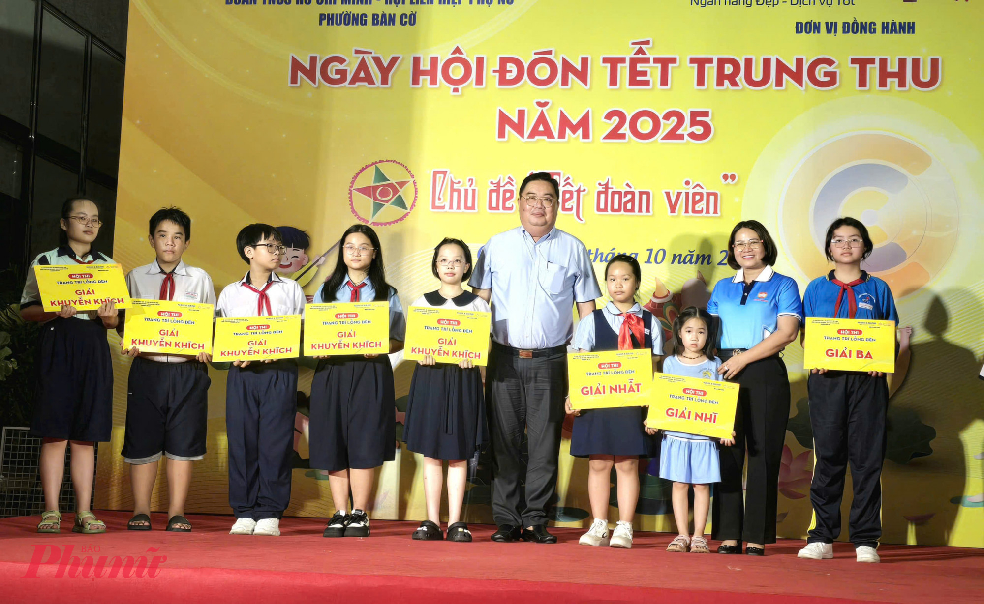 tại chương trình, Ban tổ chức cũng tổ chức trao giải Hội thi trang trí lồng đèn; Hội thi trưng bày mâm cỗ