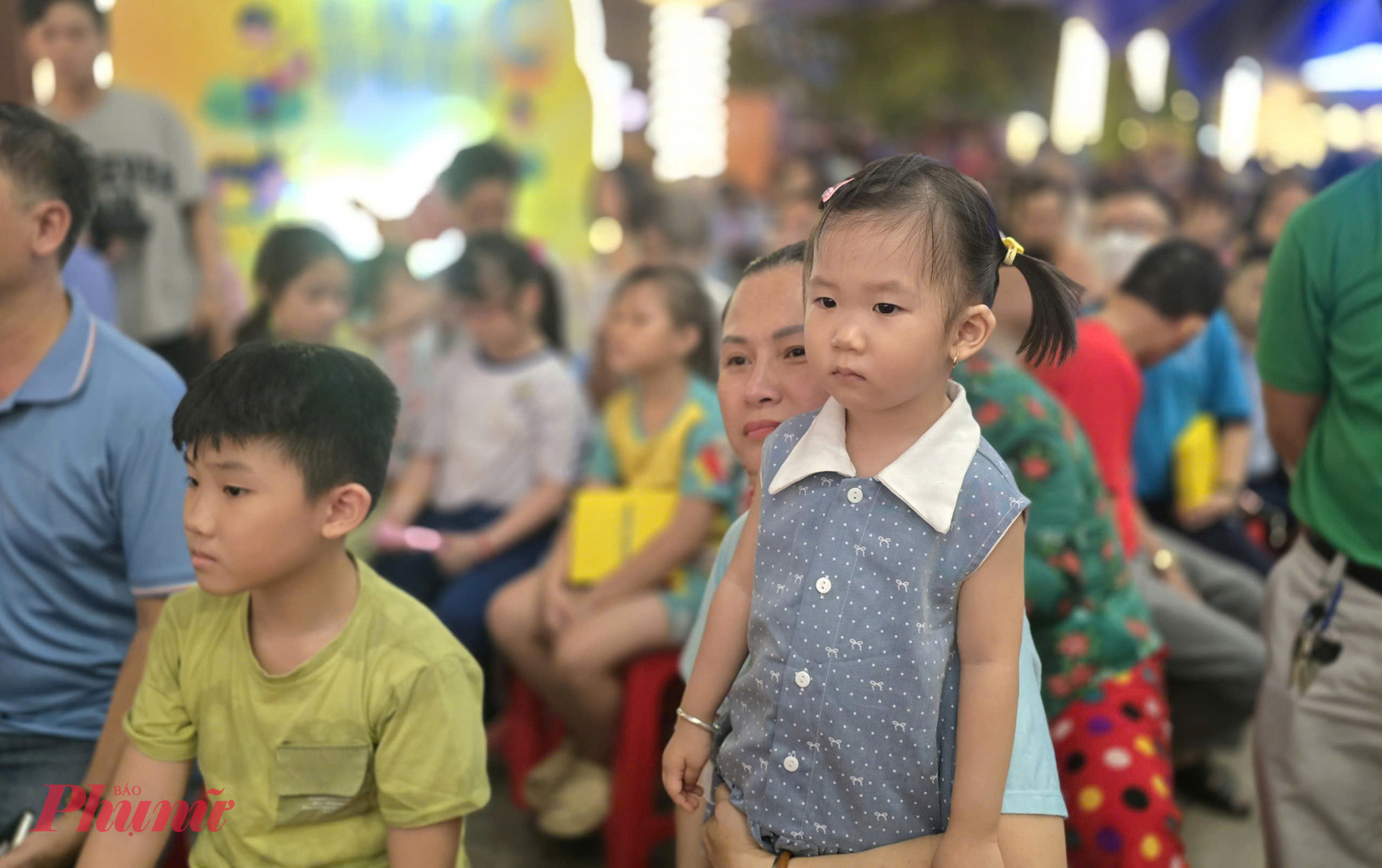 Các em nhỏ chăm chú theo dõi các tiết mục biểu diễn tại chương trình -  Ảnh: Trang Nguyễn 