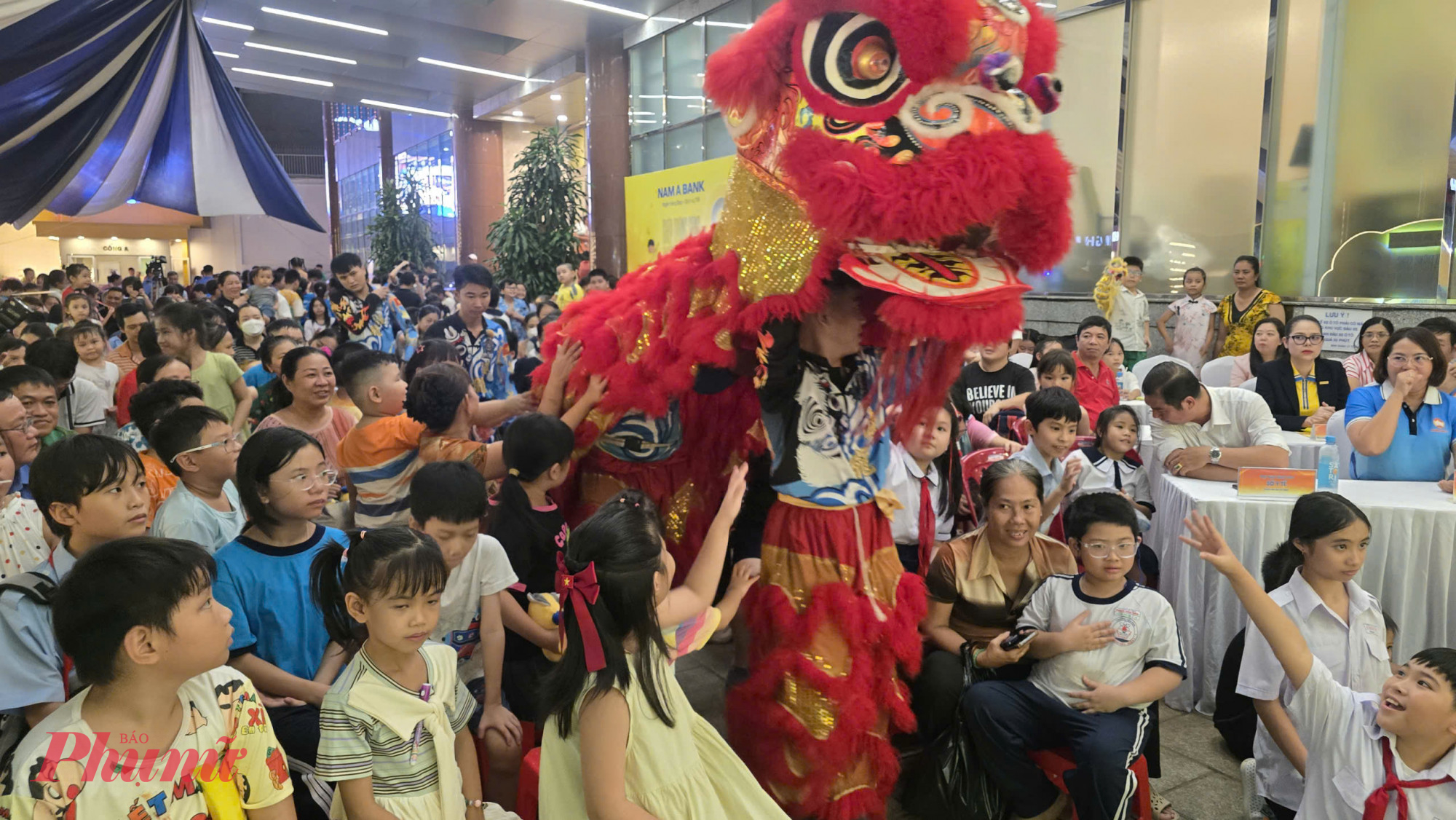 Niềm vui của các em thiếu nhi khi được giao lưu cùng với đoàn lân sư rồng biểu diễn tại chương trình - Ảnh: Trang Nguyễn 