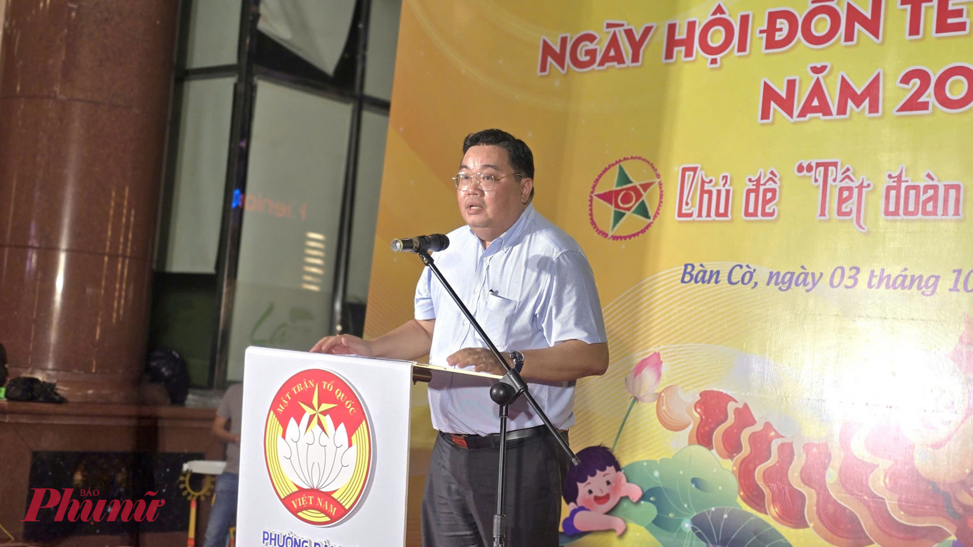 Ông Phạm Đăng Nam - Phó Chủ tịch UBND phường Bàn Cờ - chúc Tết Trung thu đến thiếu nhi 