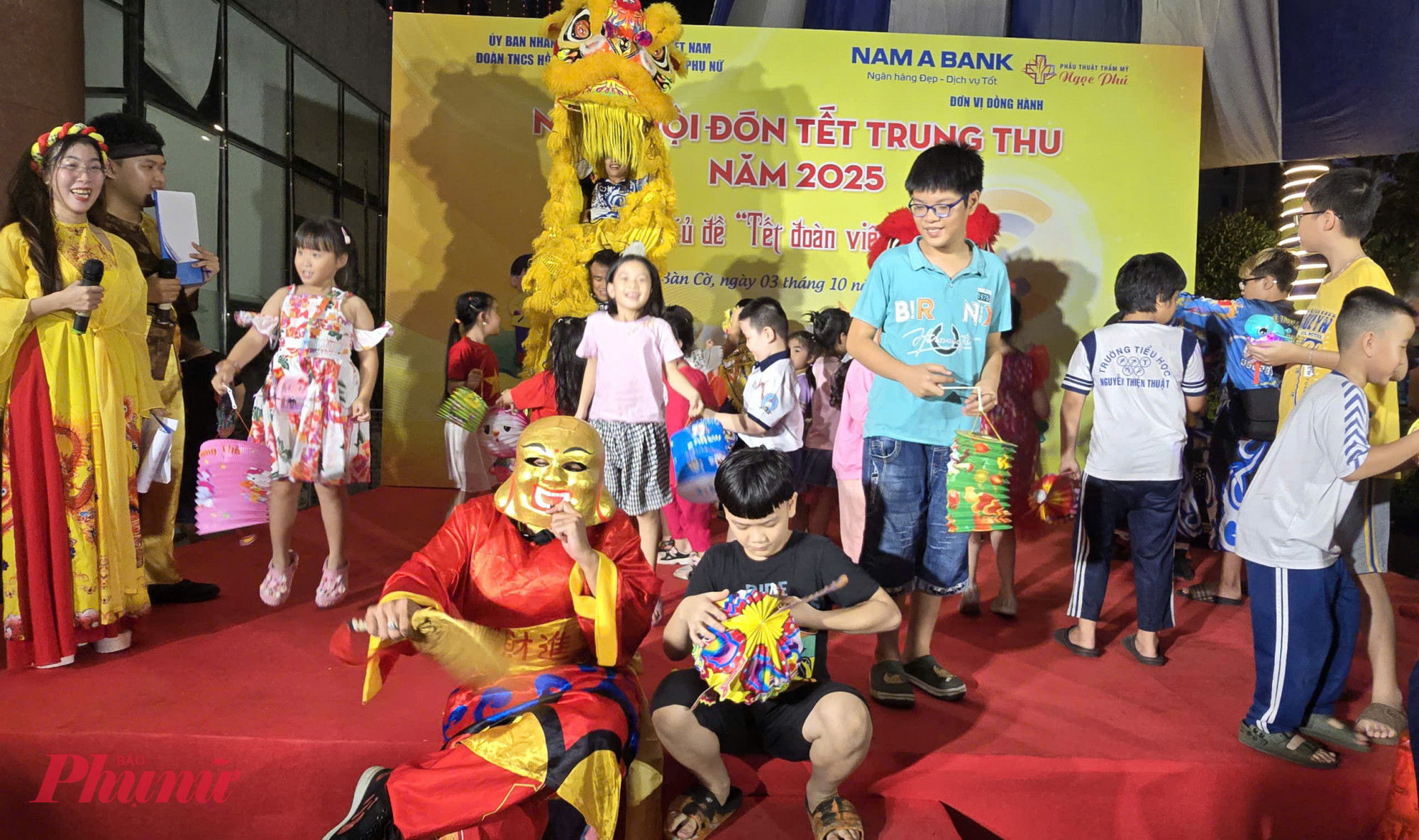 Các em tham gia lễ hội rước đèn trung thu 