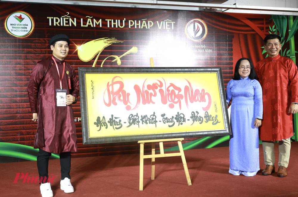 Chủ nhiệm CLB thư pháp đại diện trao tặng Nhà Văn Hoá Thanh Niên TPHCM