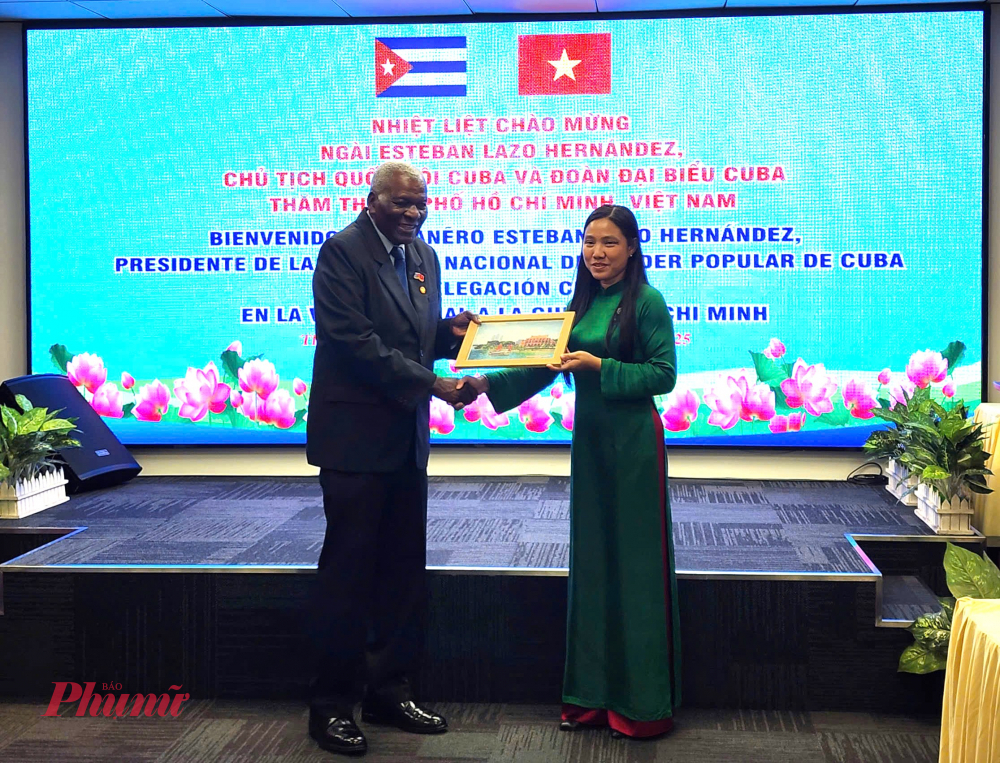 Bà Hà Thanh - Chủ tịch Liên hiệp các tổ chức hữu nghị TPHCM gửi tặng bức tranh gạo đến ông Juan Esteban Lazo Hernandez 