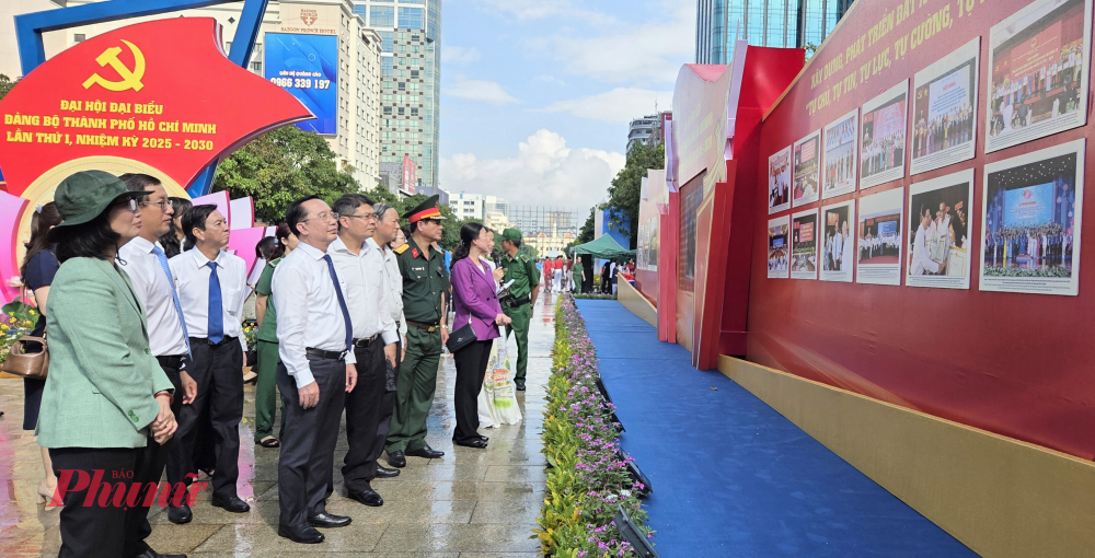 Các đại biểu xem triển lãm tại đường đi bộ Nguyễn Huệ.