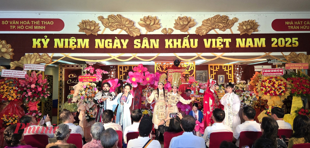 Các nghệ sĩ trẻ Nhà hát Cải lương Trần Hữu Trang biểu diễn văn nghệ chào mừng.