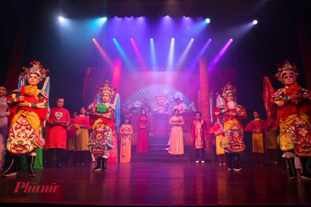 Nghi thức thượng bàn thờ Tổ. 