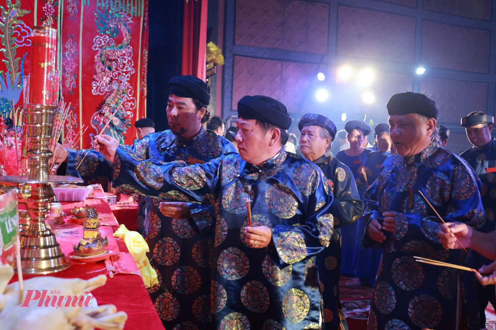 Ban quản lý đại diện cho Ban quý tế các hội Đình, Chùa, Miễu lần lượt thực hiện nghi thức dâng hương
