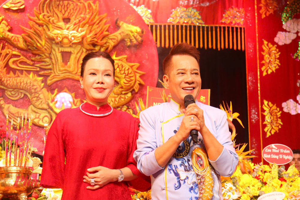 NSƯT Minh Nhí và Nghệ sĩ Việt Hương chia sẻ trong lễ Giỗ Tổ.