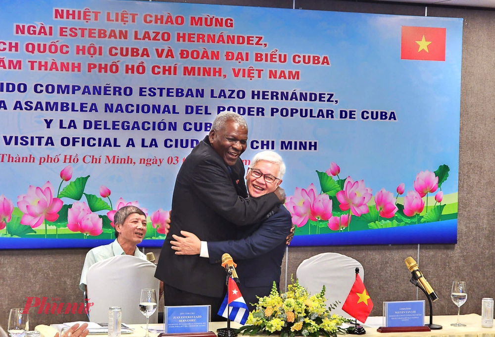 Ông Nguyễn Văn Lợi gửi đến Chủ tịch Quốc hội Cuba Juan Esteban Lazo Hernandez cái ôm ấm áp, thân tình như lời nhắc nhở về mối quan hệ son sắt giữa hai dân tộc Việt Nam - Cuba