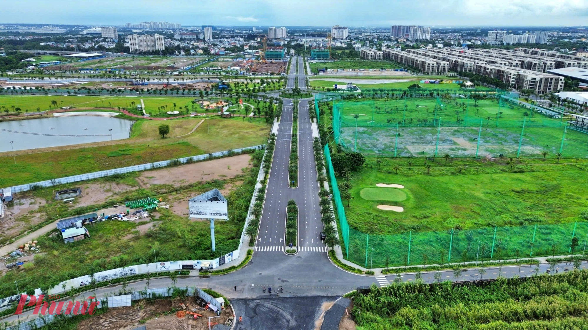 Đường Liên Phường qua The Global City hoàn thiện 6 làn xe, vỉa hè lát gạch, trồng cây xanh, tạo cảnh quan khang trang.