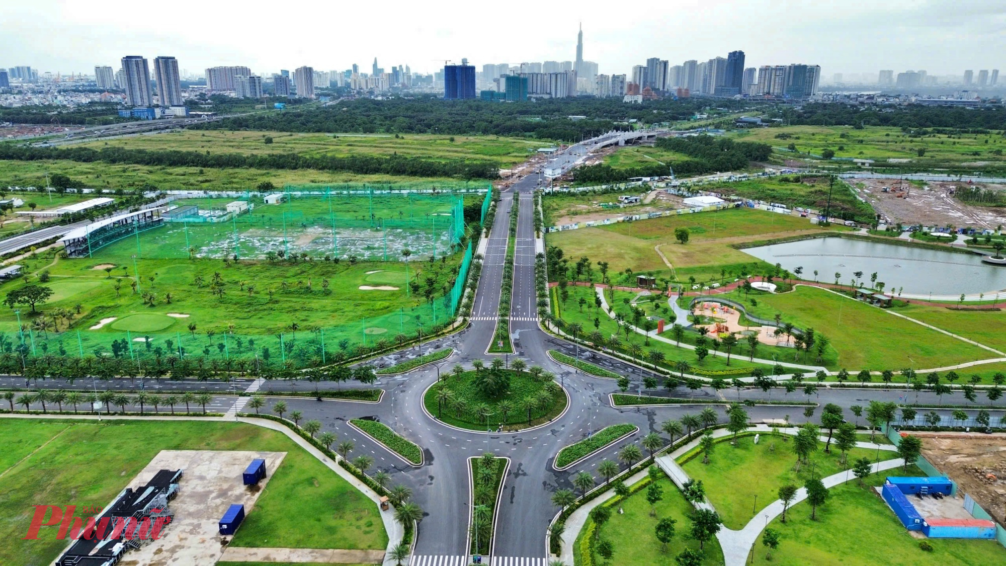 Chị Trần Thị Minh (ngụ phường Thủ Đức) cũng cho biết: “Đoạn đường này hoàn thiện sẽ giúp rút ngắn thời gian đi lại hơn, không còn đi đường vòng. Người dân chúng tôi rất mong dự án sớm đưa vào sử dụng để bớt cảnh kẹt xe triền miên”.