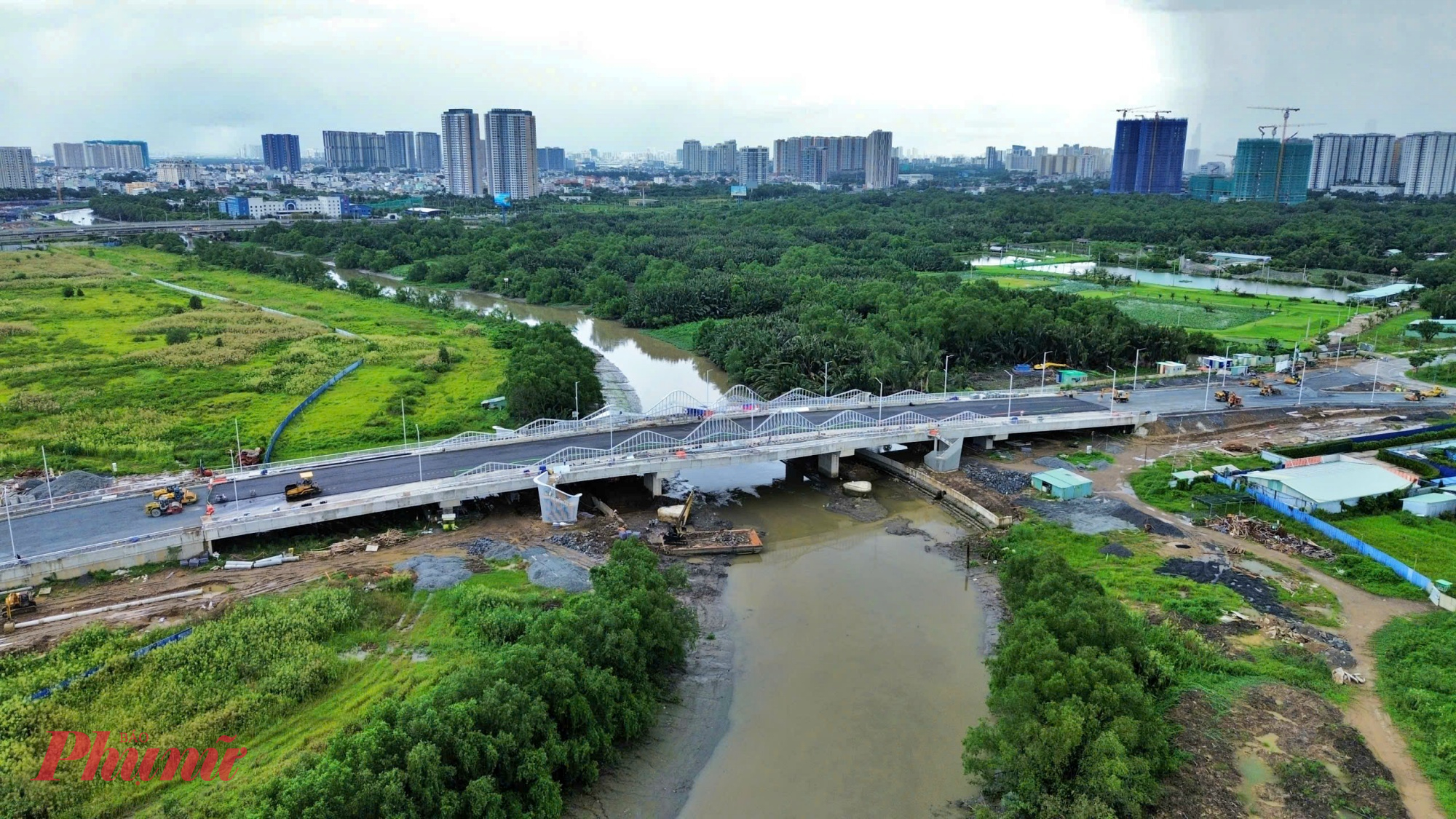 Đoạn này có xây dựng cây cầu bắt qua rạch Mương Kinh, mặt cắt ngang 60m, vận tốc thiết kế 60 km/h, tải trọng trục đơn 10 tấn.