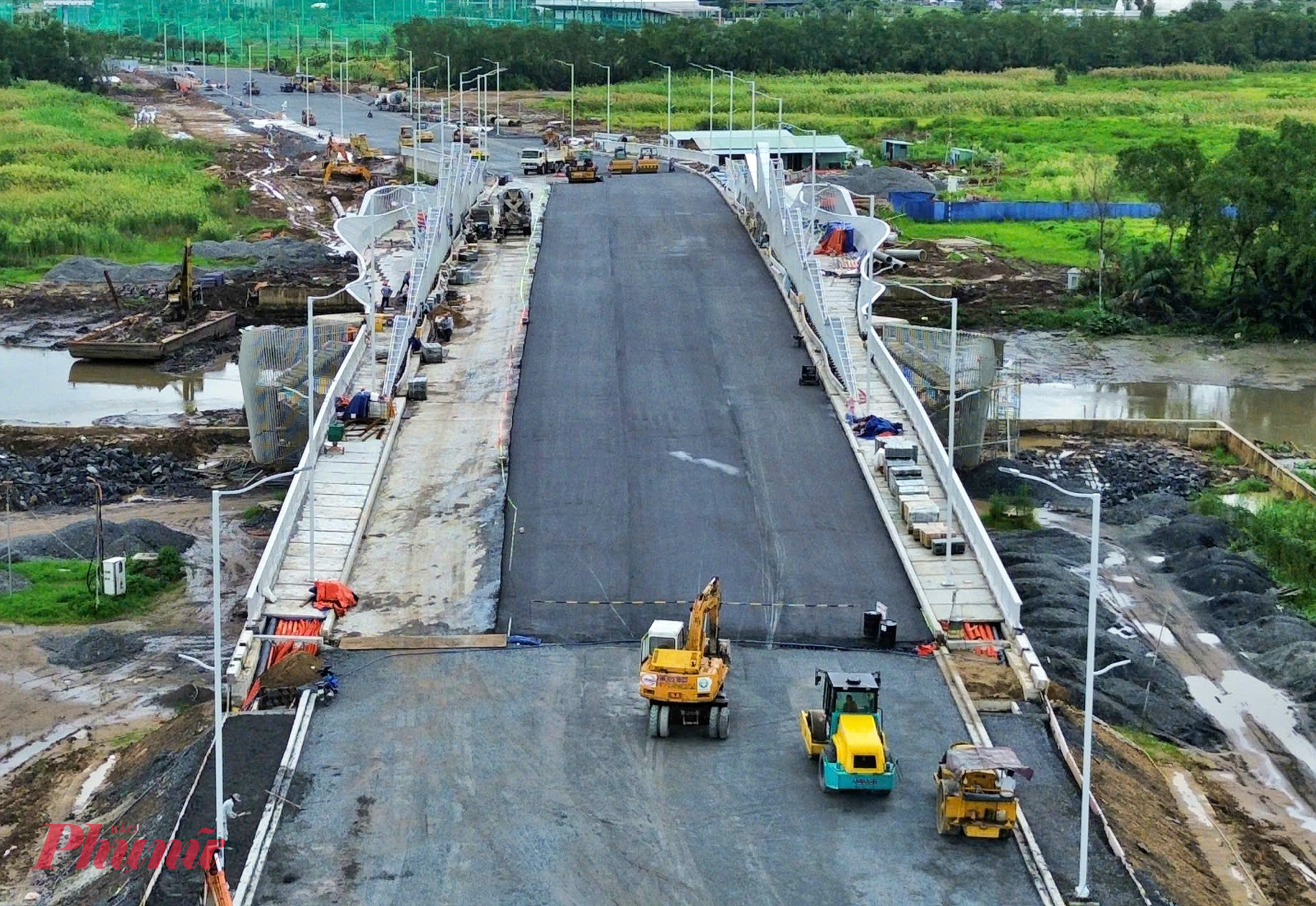 Hiện nay, nhiều nhóm công nhân đang tiến hành thảm nhựa mặt cầu, kẻ vạch sơn phân làn, hoàn thiện hệ thống lan can, hộ lan, chiếu sáng dải phân cách,...