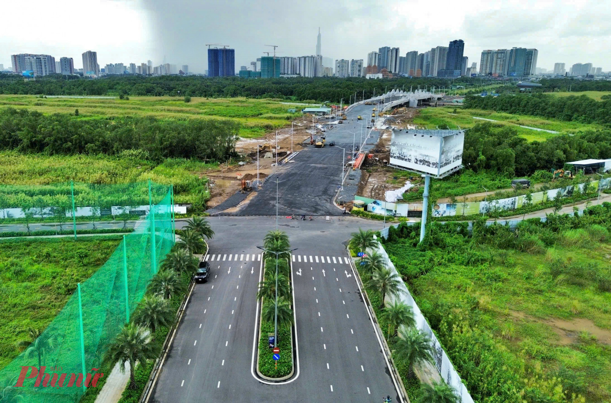 Đường Liên Phường có chiều dài hơn 2,7 km, lộ giới 30 m, mặt cắt ngang từ 4 - 6 làn xe, kết nối trực tiếp từ đường Đỗ Xuân Hợp đến ngã 3 Cát Lái (đường Võ Nguyễn Giáp - Mai Chí Thọ) được kỳ vọng giảm áp lực giao thông rất lớn cho khu Đông TPHCM. 