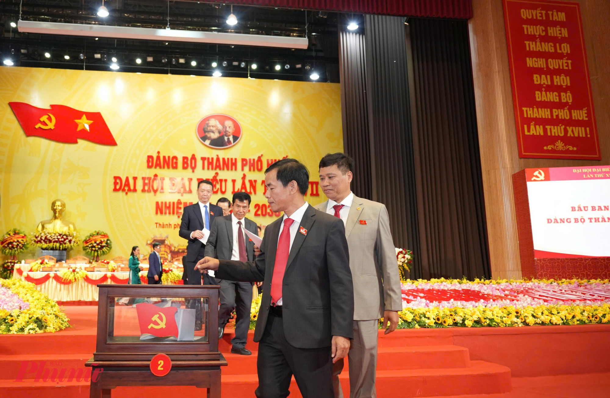 Các đại biểu bỏ phiếu bàu ba chấp hành nghị Ban Chấp hành Đảng bộ thành phố Huế khóa XVII, nhiệm kỳ 2025-2030 