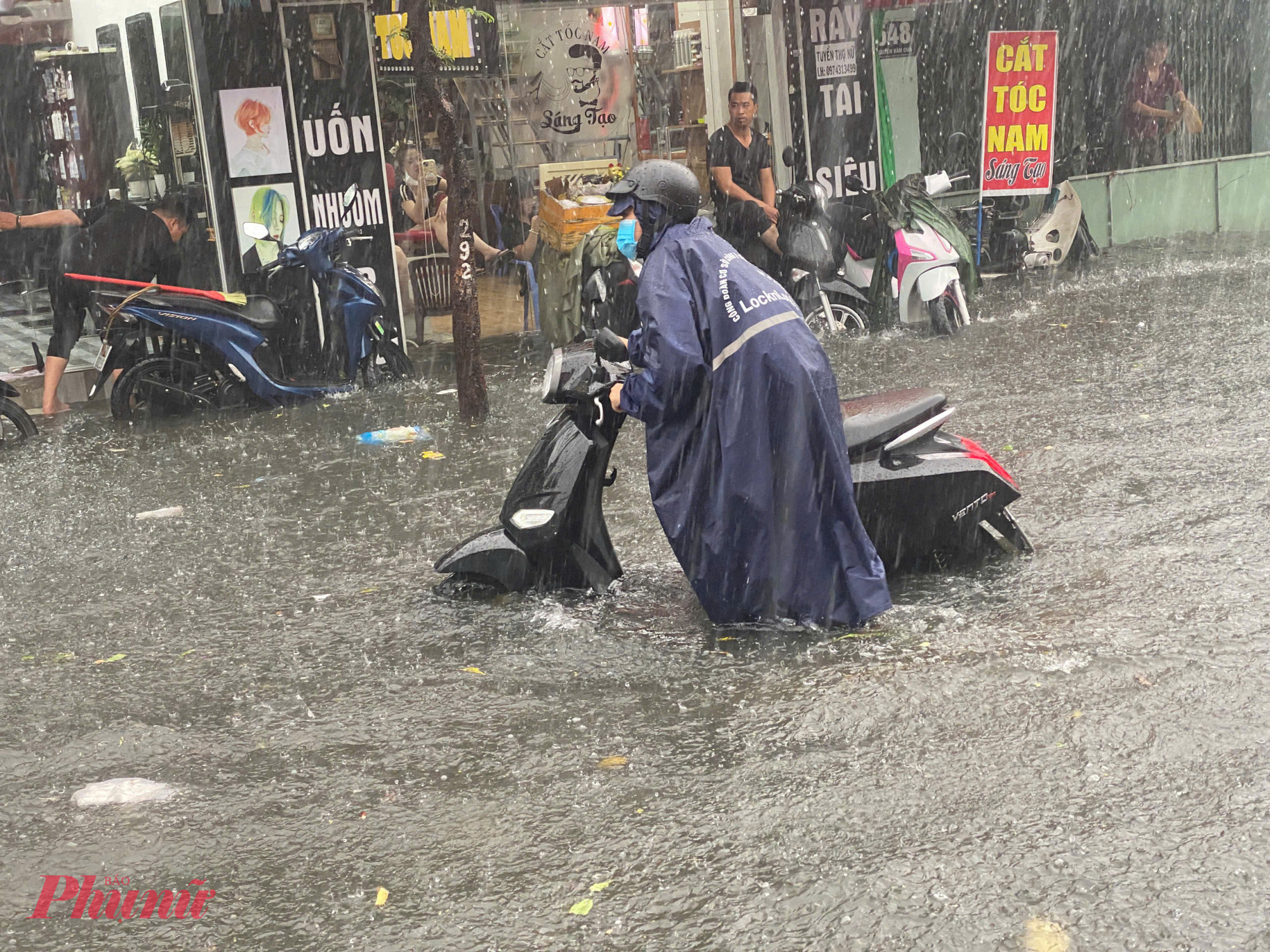 Tại đường Nguyễn Văn Quá, nước ngập gần 1 km, mỗi khi xe ô tô và xe tải chạy qua tạo sóng lớn đánh mạnh vào người đi xe máy, khiến hàng loạt người chao đảo, thậm chí ngã nhào giữa dòng nước.