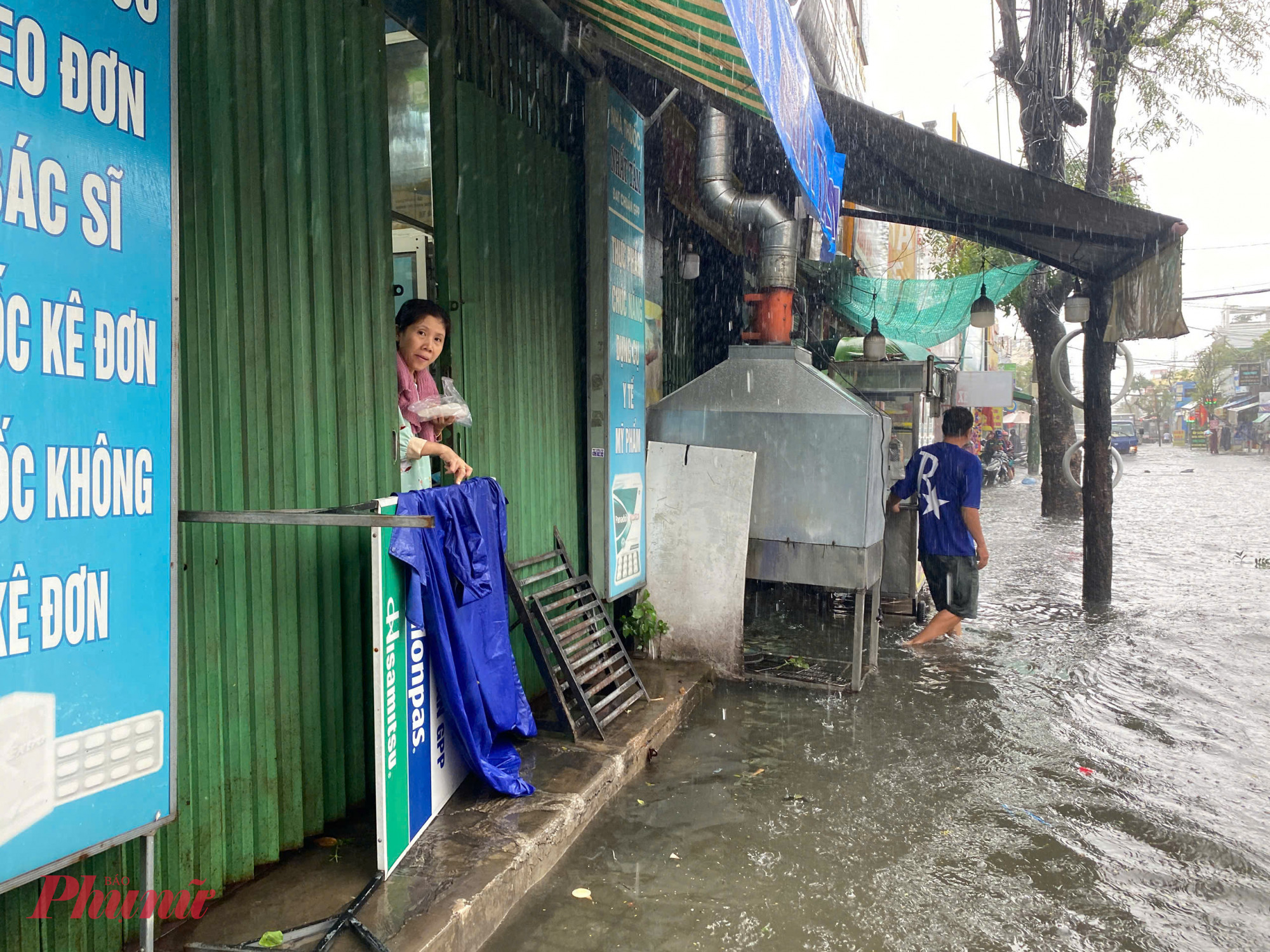 Do đường ngập, giao thông tê liệt khiến nhiều hàng quán trên đường Nguyễn Văn Quá phải tạm đóng cửa.