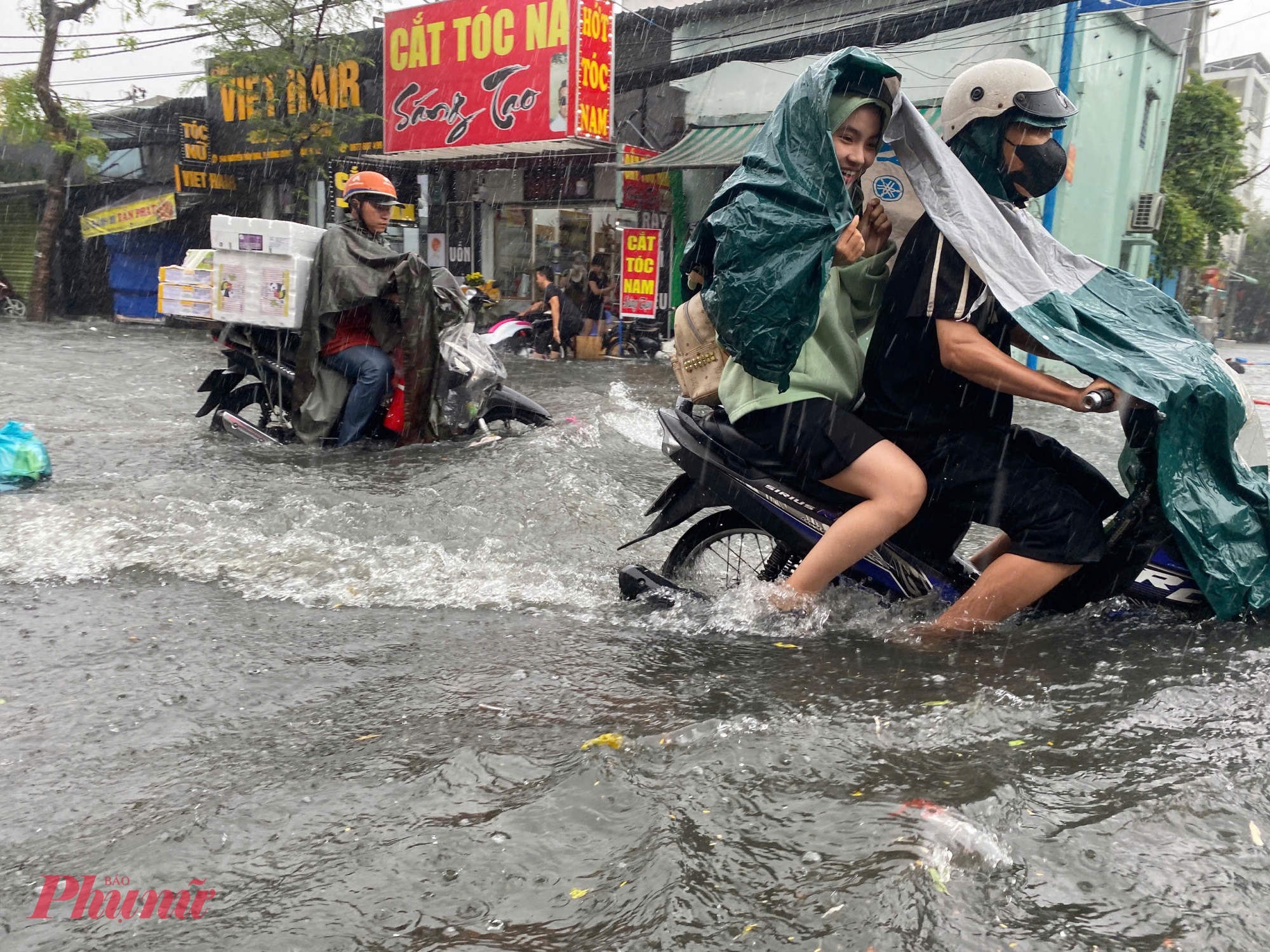 Anh Nguyễn Minh Tân (ngụ quận 12) cho biết: “Nước lên nhanh quá, chỉ 15 phút là cả con đường biến thành sông. Tôi đang chở con đi học về, xe chết máy giữa dòng nước, phải dắt bộ gần nửa tiếng mới ra được đoạn khô”.