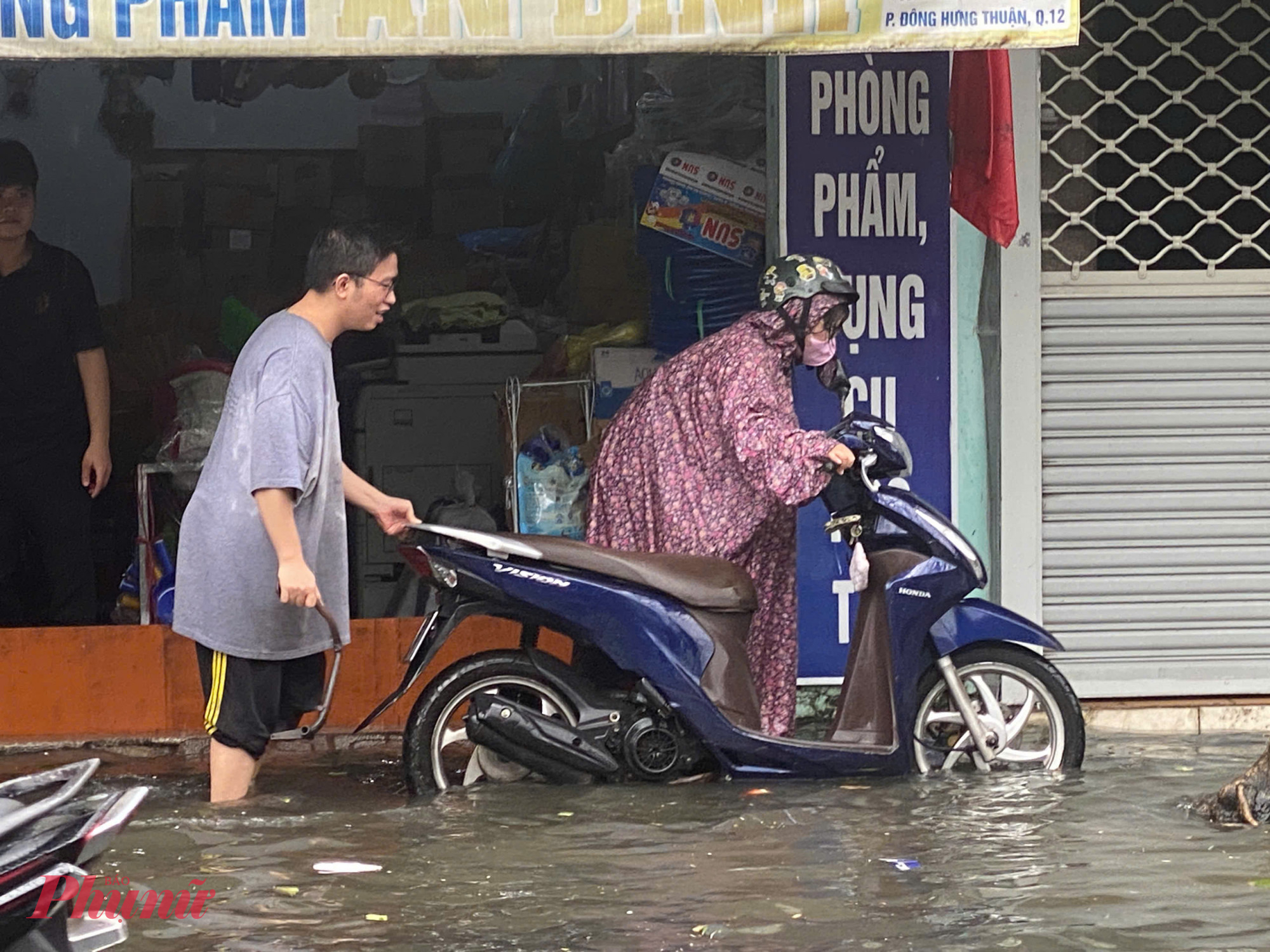Một số người dân còn phải đứng chờ nước rút mới dám di chuyển vì lo sợ tai nạn.