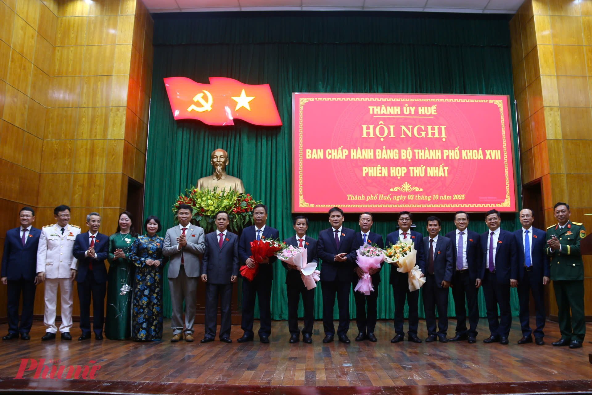 Tặng hoa chức mừng các đông chí
