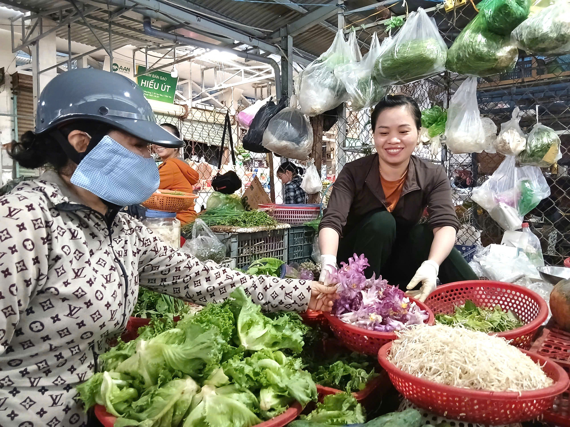 Mua bán bông giờ ở chợ phường Tuy Hòa (Đắk Lắk)
