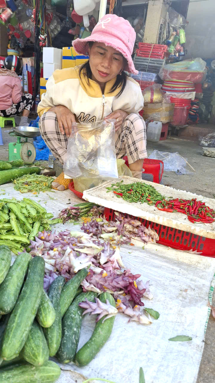Bán bông giờ ở chợ xã Tuy An Bắc (Đắk Lắk)