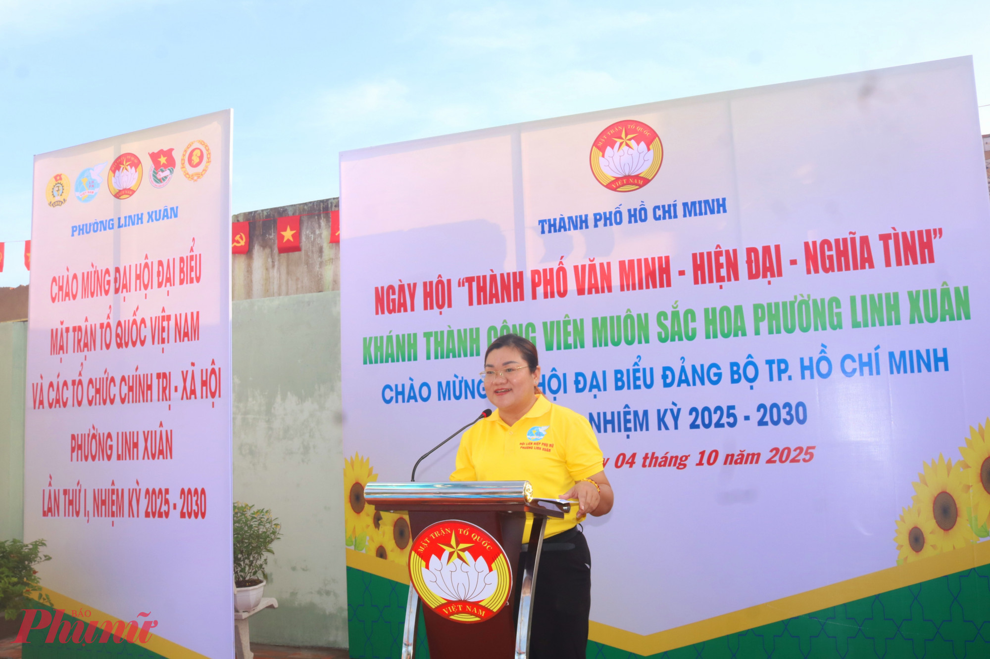 Bà Nguyễn Thị Phương Thuỳ - Phó chủ tịch Ủy ban MTTQ, Chủ tịch Hội LHPN phường Linh Xuân – kêu gọi cán bộ, hội viên, đoàn viên và người dân phường Linh Xuân cùng hành động hưởng ứng phong trào “Thành phố muôn sắc hoa” - Ảnh: Mẫn Nhi