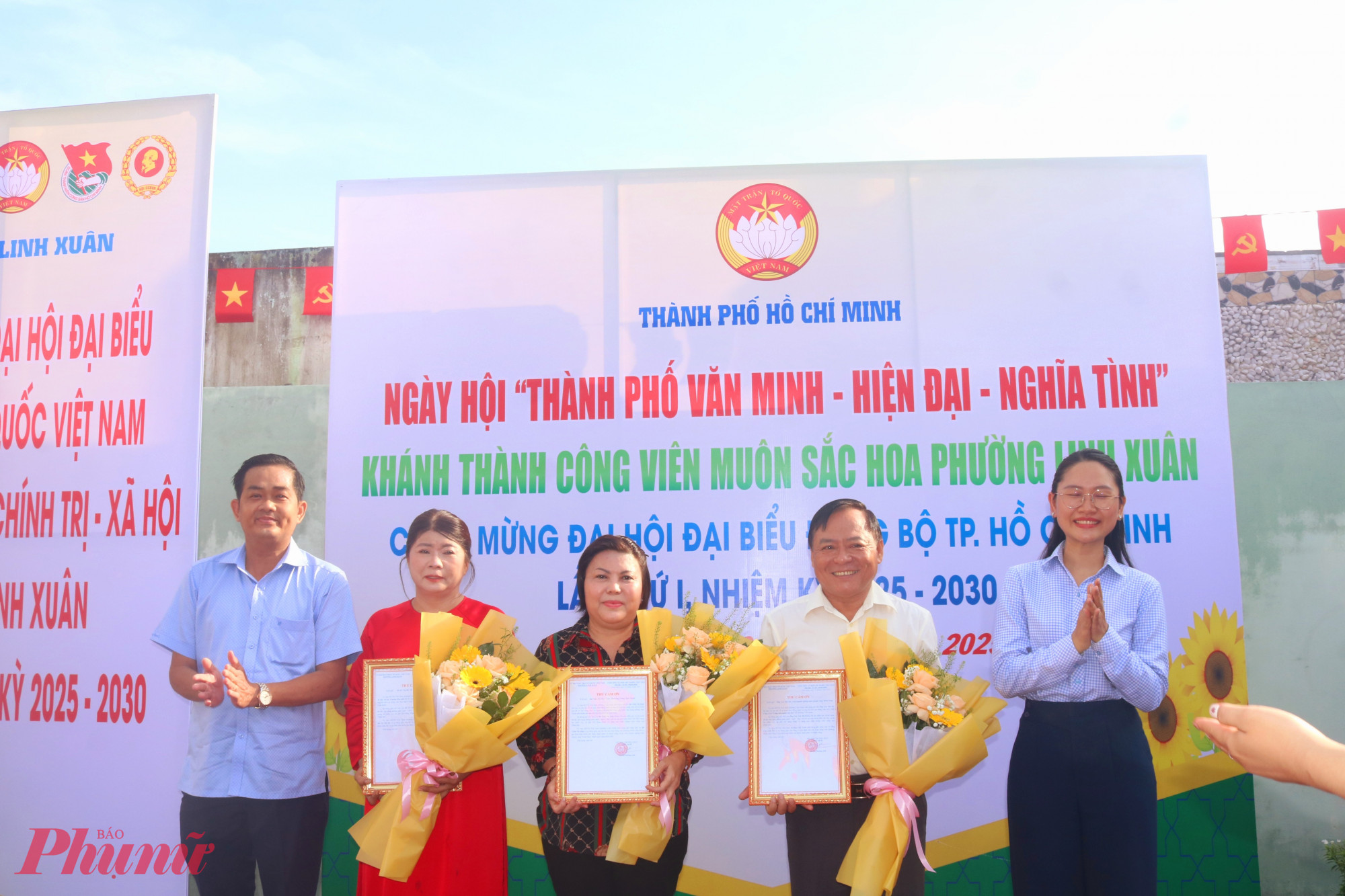 Ông Phạm Đức Sơn – Phó bí thư thường trực Đảng ủy phường Linh Xuân (bìa trái) và bà Lê Thị Phương Anh – Chủ tịch Ủy ban MTTQ Việt Nam phường Linh Xuân (bìa phải) – trao thư cảm ơn đến các đơn vị đã đồng hành cùng địa phương thực hiện công trình “Công viên muôn sắc hoa” - Ảnh: Mẫn Nhi