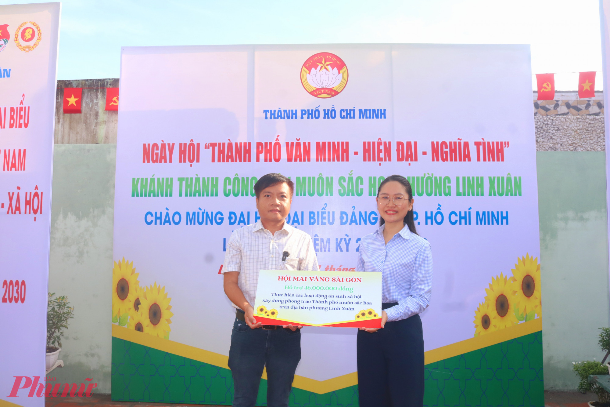 Hội Mai vàng Sài Gòn trao bảng tượng trưng hỗ trợ 46 triệu đồng để Ủy ban MTTQ Việt Nam phường Linh Xuân thực hiện các hoạt động an sinh xã hội, xây dựng phong trào “Thành phố muôn sắc hoa” trên địa bàn phường  - Ảnh: Mẫn Nhi