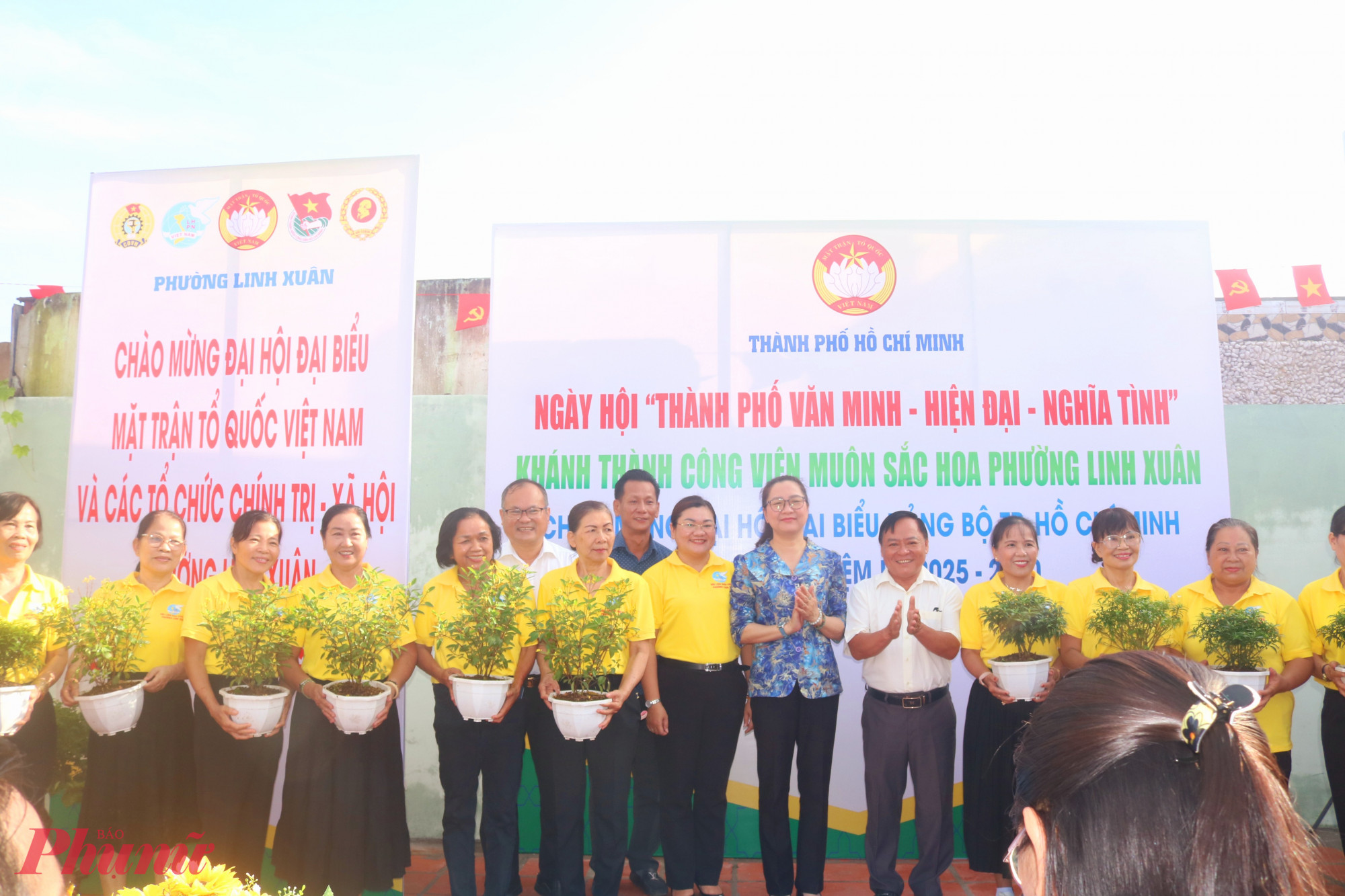 Tại ngày hội, ban tổ chức tặng chậu cây, chậu hoa đến các khu phố nhằm kêu gọi người dân và hội viên, đoàn viên cùng trồng cây, lan toả tinh thần sống xanh - Ảnh: Mẫn Nhi 
