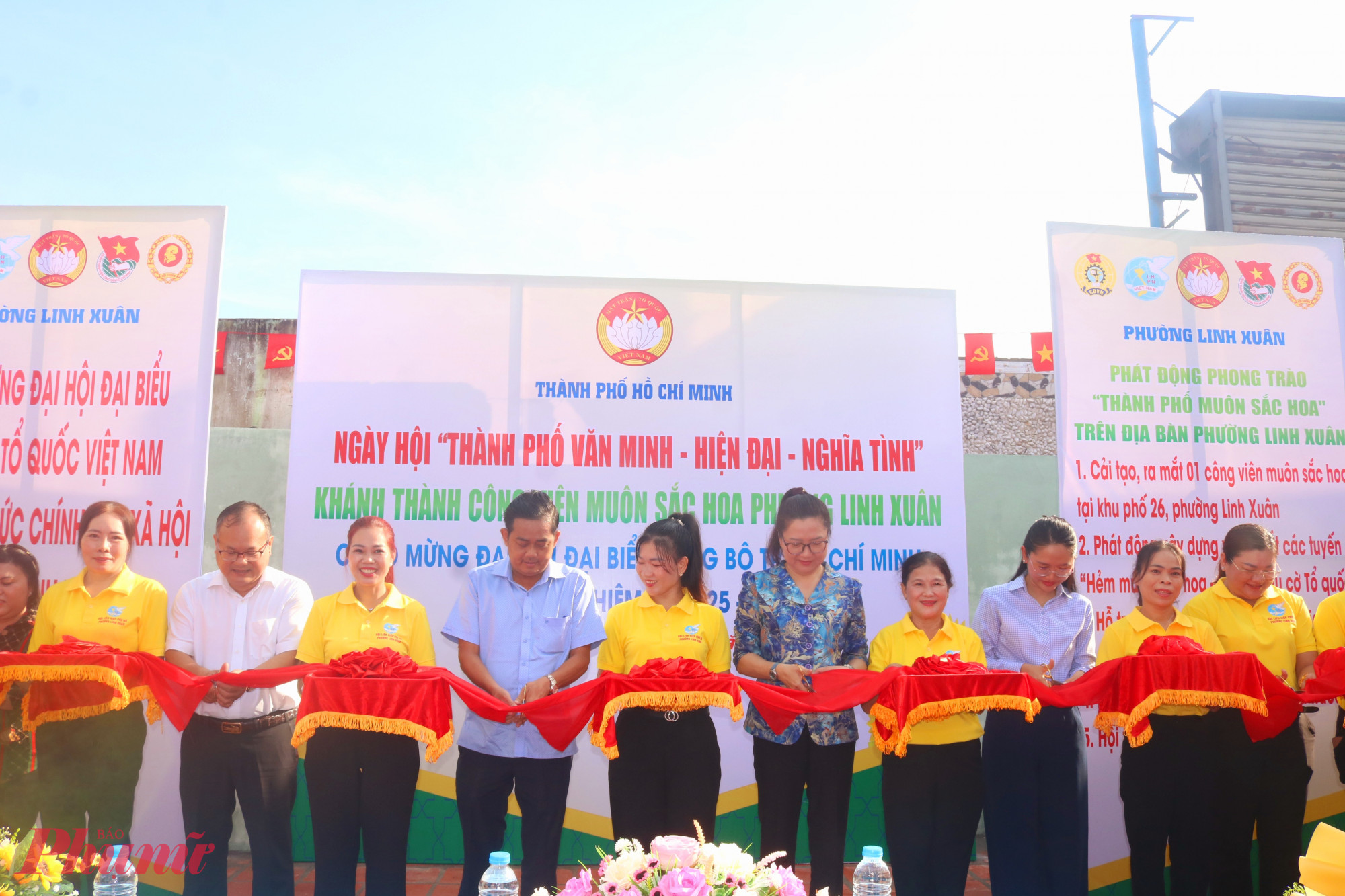Nghi thức cắt băng khánh thành công trình “Công viên muôn sắc hoa” - Ảnh: Mẫn Nhi