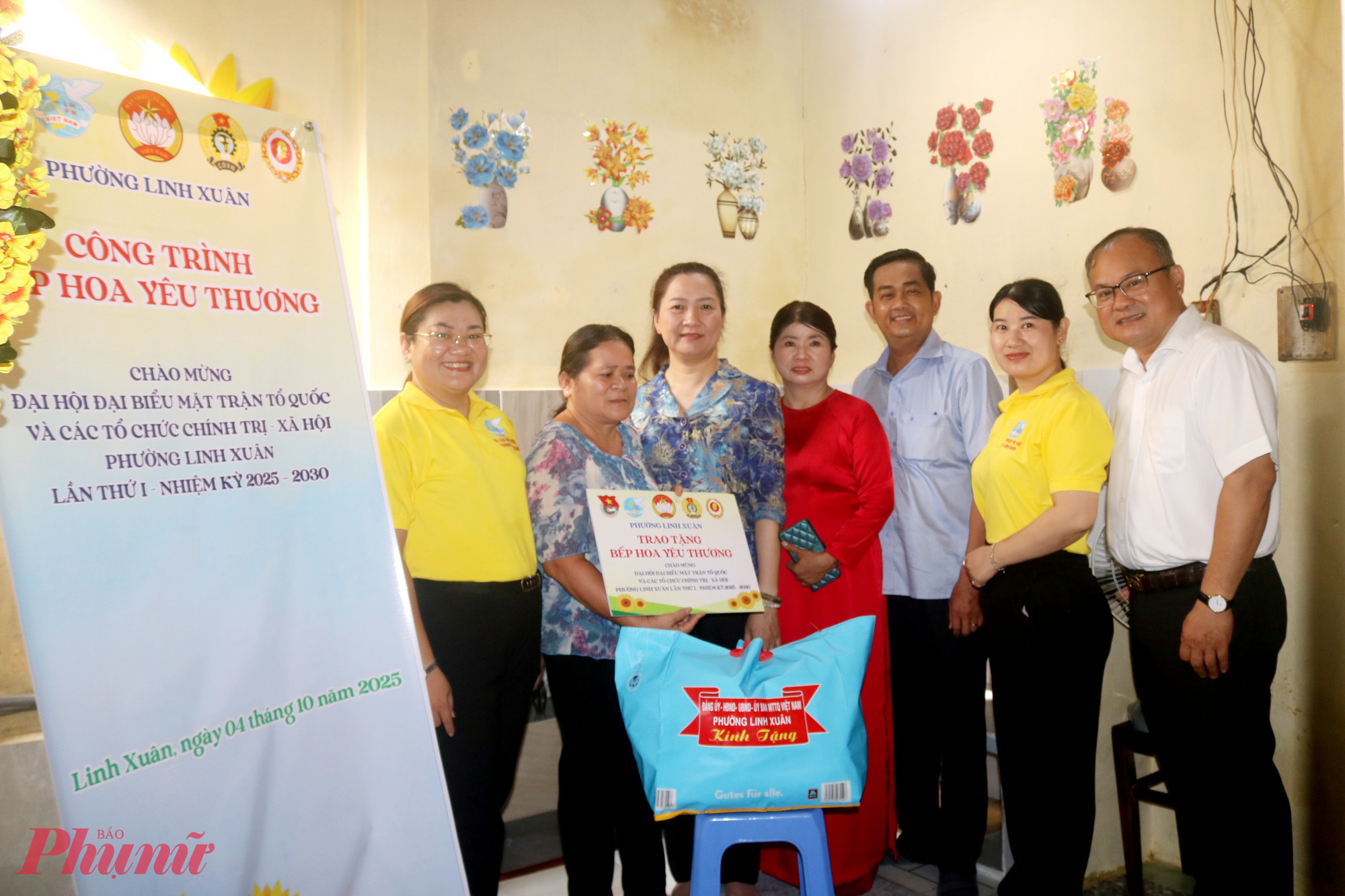 Tại lễ bàn giao “Bếp hoa yêu thương”, Đảng ủy – HĐND – UBND - Ủy ban MTTQ Việt Nam phường Linh Xuân tặng gia đình chị Kiều (thứ 2, từ trái qua) một túi thực phẩm thiết yếu - Ảnh: Mẫn Nhi