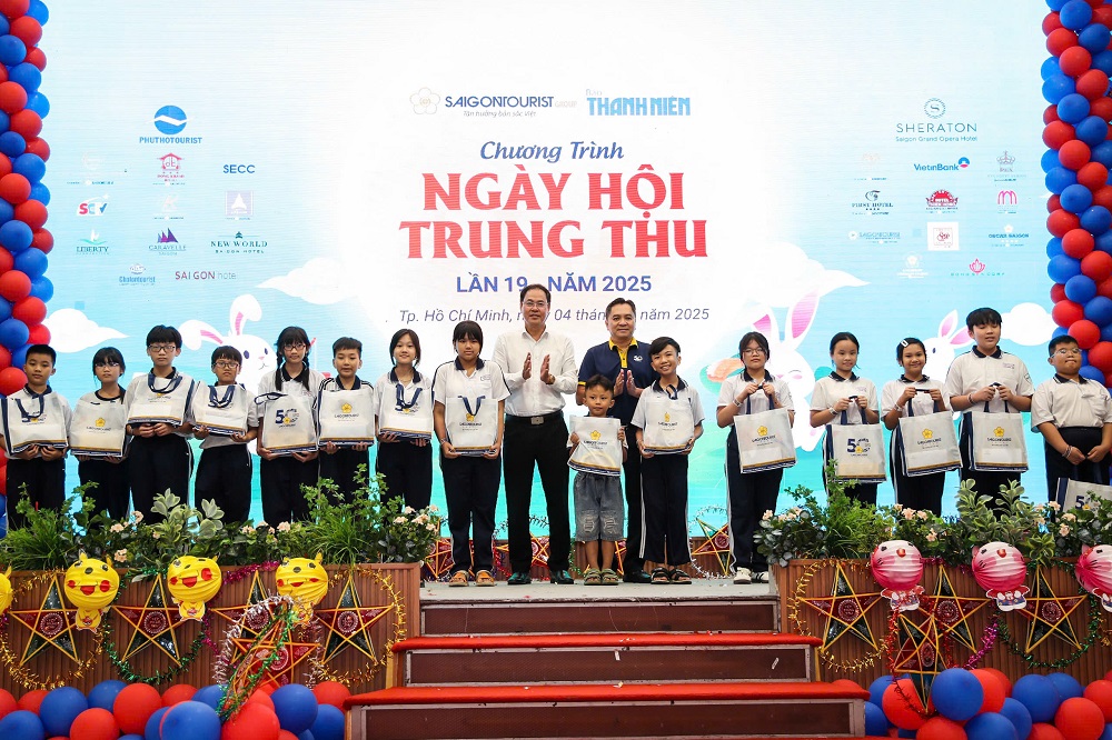 Ông Nguyễn Thành Trung - Phó chủ tịch Ủy ban Mặt trận tổ quốc Việt Nam Thành phố, Chủ tịch Hội Nông dân TPHCM và ông Phạm Huy Bình -  Giám đốc Sở Du lịch TPHCM - trao quà Trung thu cho các em nhỏ trong “Ngày hội Trung thu” năm 2025 - Ảnh: Saigontourist Group