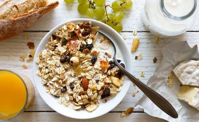 Ngũ cốc nguyên hạt có chứa nhiều carbohydrate - chất dinh dưỡng có khả năng tăng tạm thời nồng độ serotonin, một loại hormone giúp cải thiện tâm trạng, giảm căng thẳng và tăng khả năng tập trung. Lưu ý chỉ lựa chọn những loại carbohydrate lành mạnh, chưa qua tinh chế để bảo toàn tối đa nguồn dinh dưỡng nạp vào cơ thể.