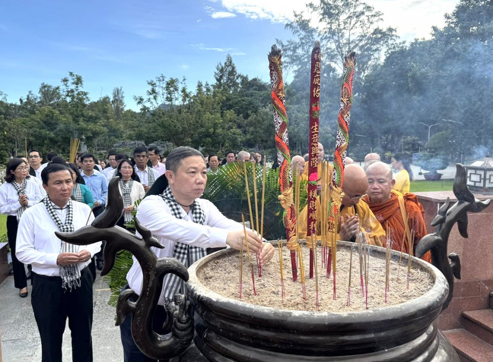 Chiều 4/10, đoàn đại biểu tham dự Hội sách Côn Đảo 2025 đã dâng hươngdâng hương tưởng nhớ các anh hùng liệt sĩ tại Nghĩa trang Hàng Keo, Hàng Dương và Đền thờ Côn Đảo. tưởng nhớ anh hùng liệt sĩ tại Côn Đảo