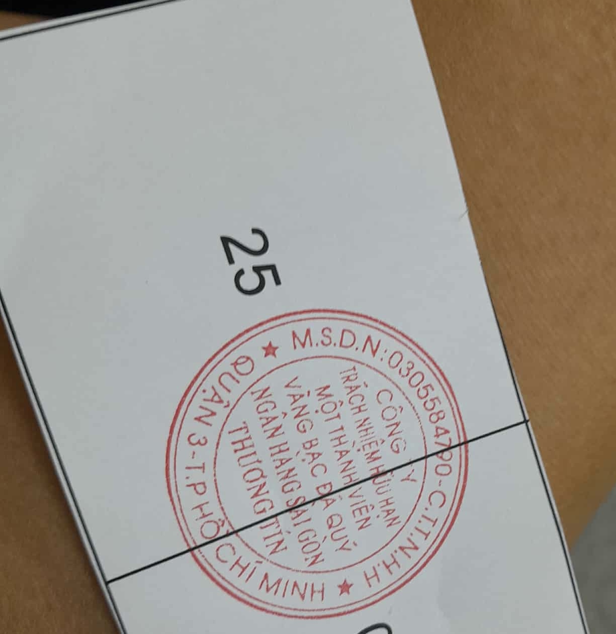 Chị Mai Hương (ở quận 3) bốc số xếp hàng gần 2 tiếng chỉ mua được 10 lượng bạc 