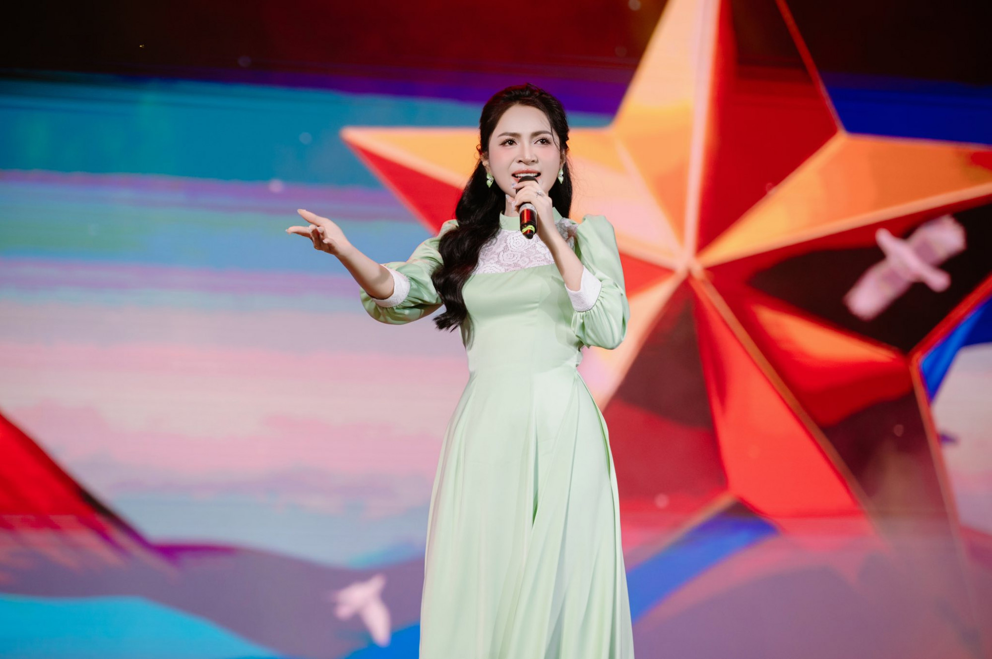 Duyên Quỳnh nói giai đoạn này muốn tập trung chăm lo sự nghiệp