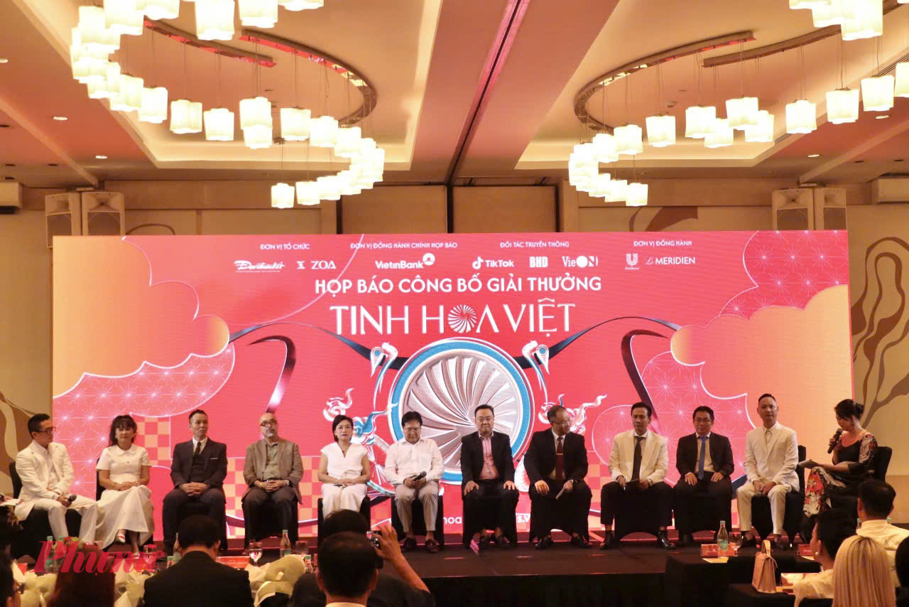 Thành viên hội đồng giám khảo trong buổi họp báo công bố giải thưởng vào chiều 4/10, tại TPHCM