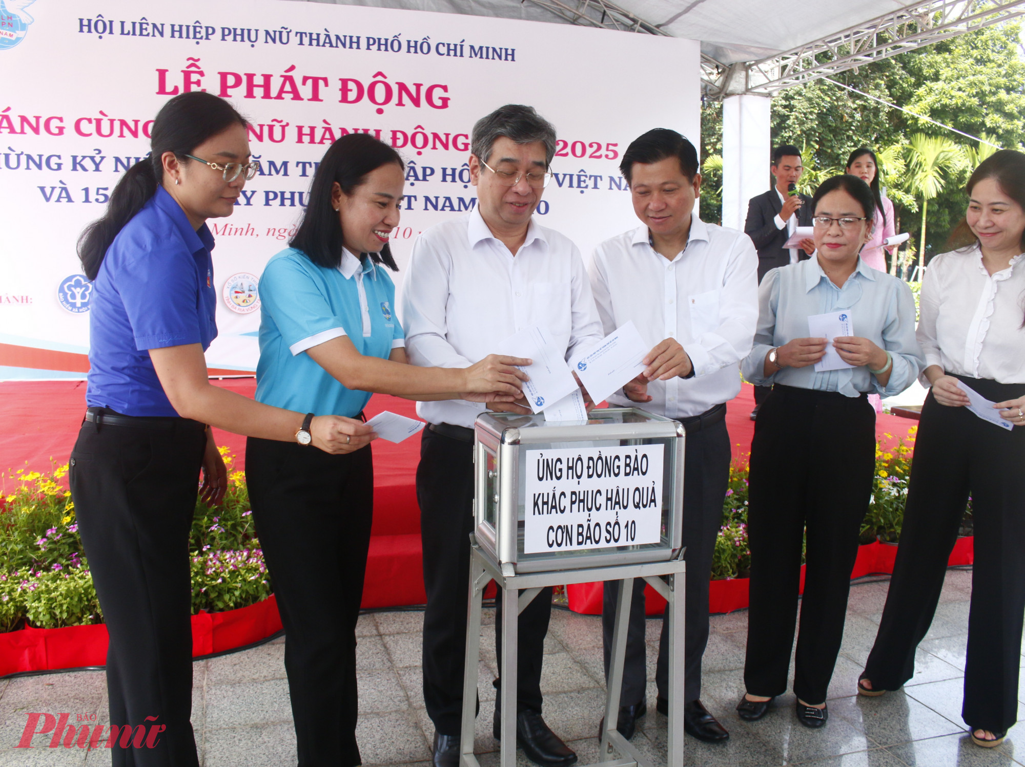 Các đại biểu quyên góp ủng hộ