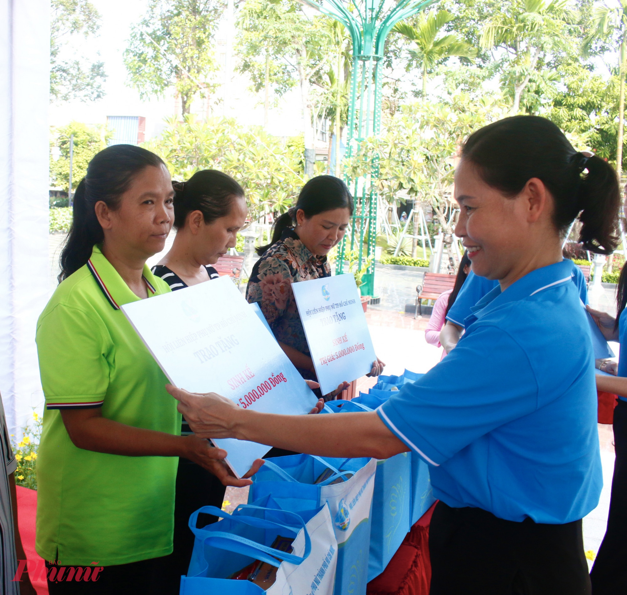Bà Nguyễn Thị Kim Thu - Phó chủ tịch Hội LHPN TPHCM trao phương tiện sinh kế đến hội viên phụ nữ khó khăn