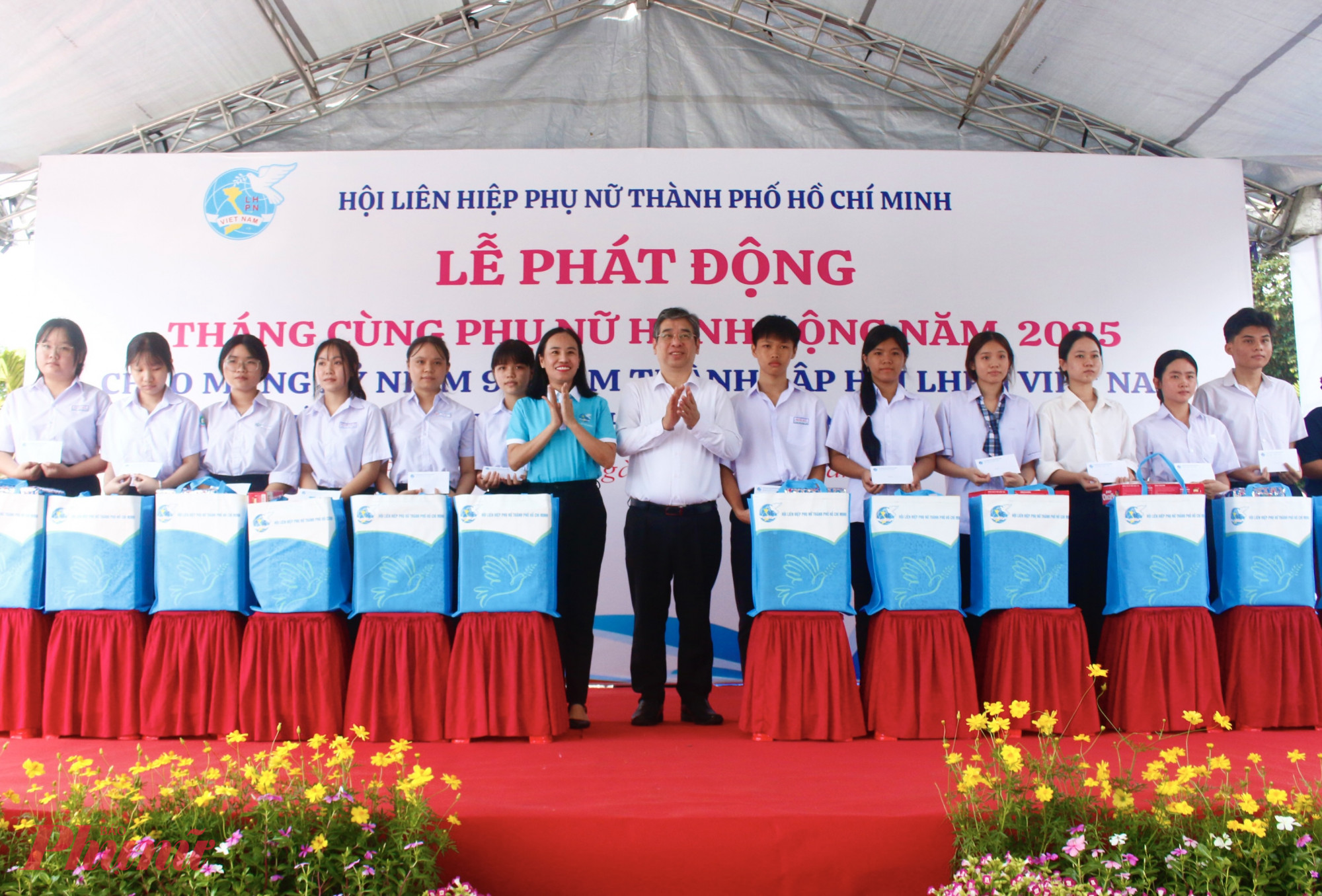 Các suất học bổng Nguyễn Thị Minh Khai được trao đến các học sinh vượt khó