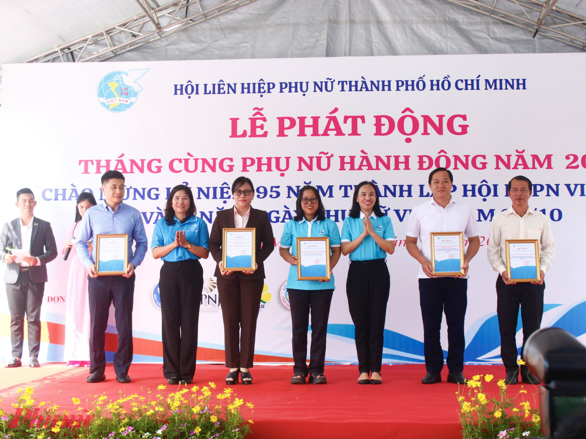 Lãnh đạo Hội LHPN TPHCM trao thư cảm ơn các đơn vị đồng hành  