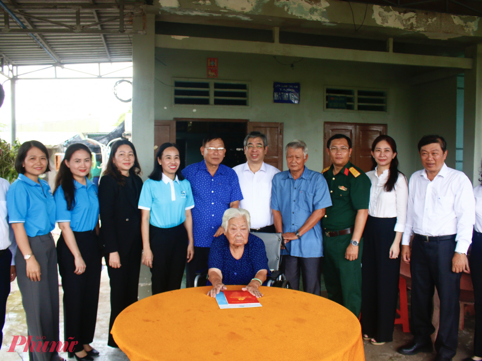 Đoàn cũng đã đến thăm và tặng quà tri ân Mẹ Nguyễn Thị Chính