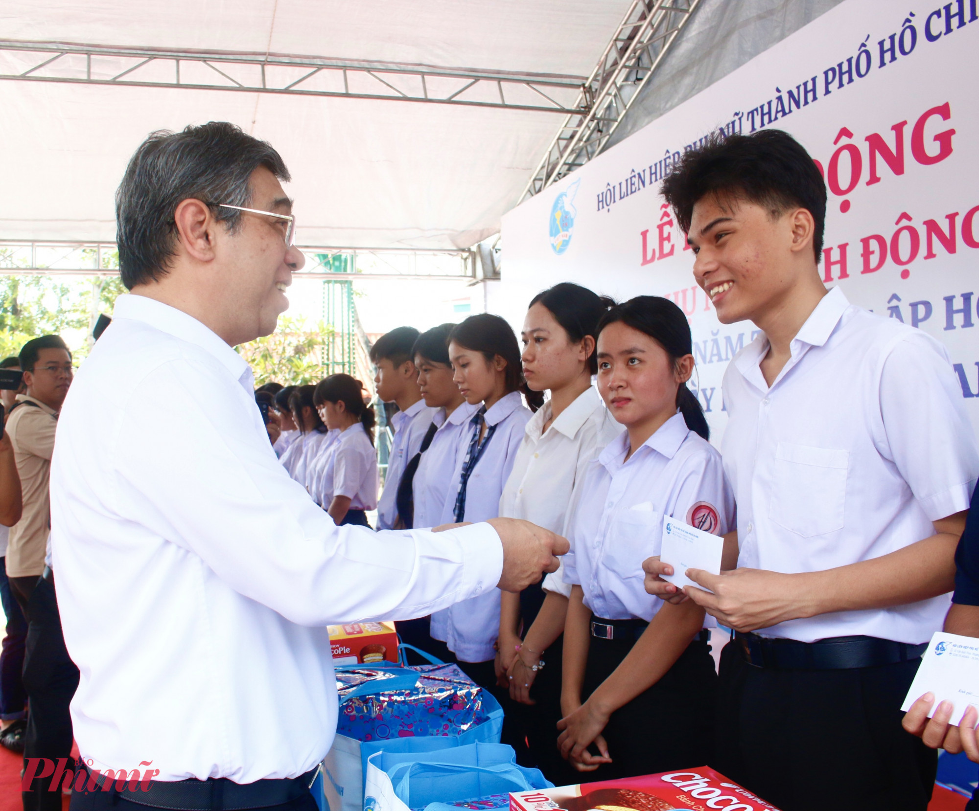 Ông Nguyễn Phước Lộc -  Phó bí thư Thành ủy, Chủ tịch Ủy ban MTTQ Việt Nam TPHCM trao học bổng đến các em học sinh hiếu học, vượt khó